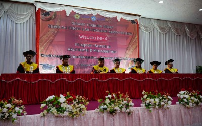 Senat Sekolah Tinggi Ilmu Ekonomi Karya Saat Sidang Terbuka Wisuda Keempat